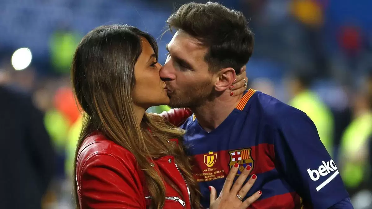 Lion Messi kết hôn cùng người hâm mộ - Top Những Cầu Thủ Kết Hôn Với Người Hâm Mộ