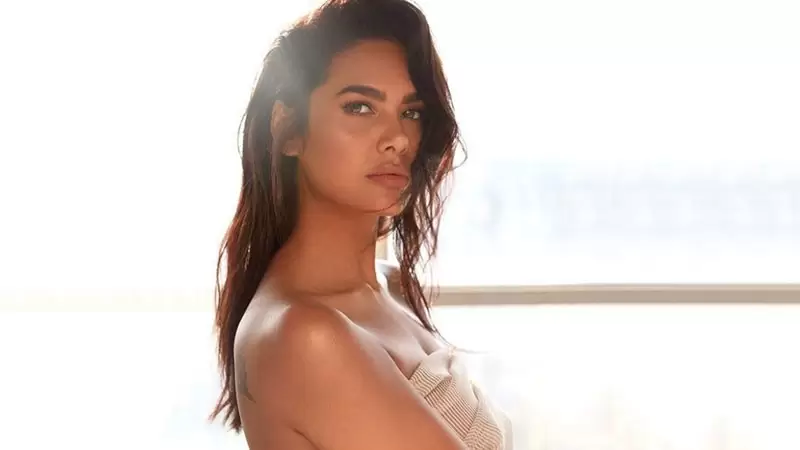 Esha Gupta: Hector Bellerin asked me out to dinner, I agreed