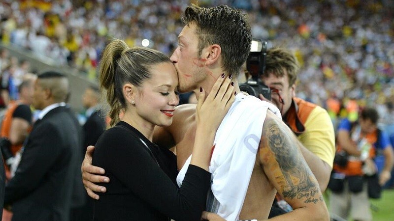TattooKult Özils Löwe brüllt auch auf der Haut der Fans  Sportbuzzerde