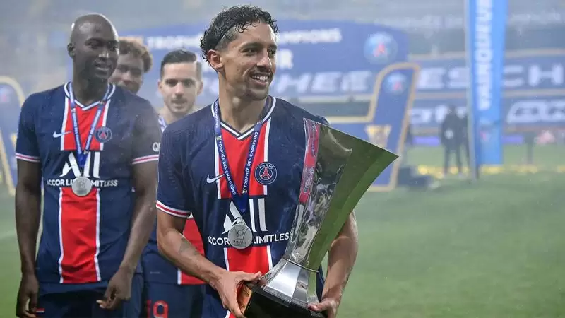 Gregory van der Wiel, left, and Marquinhos of Paris Saint-Germain football  club prepare to cut the ribbon during the opening ceremony for the Pop up S  Stock Photo - Alamy