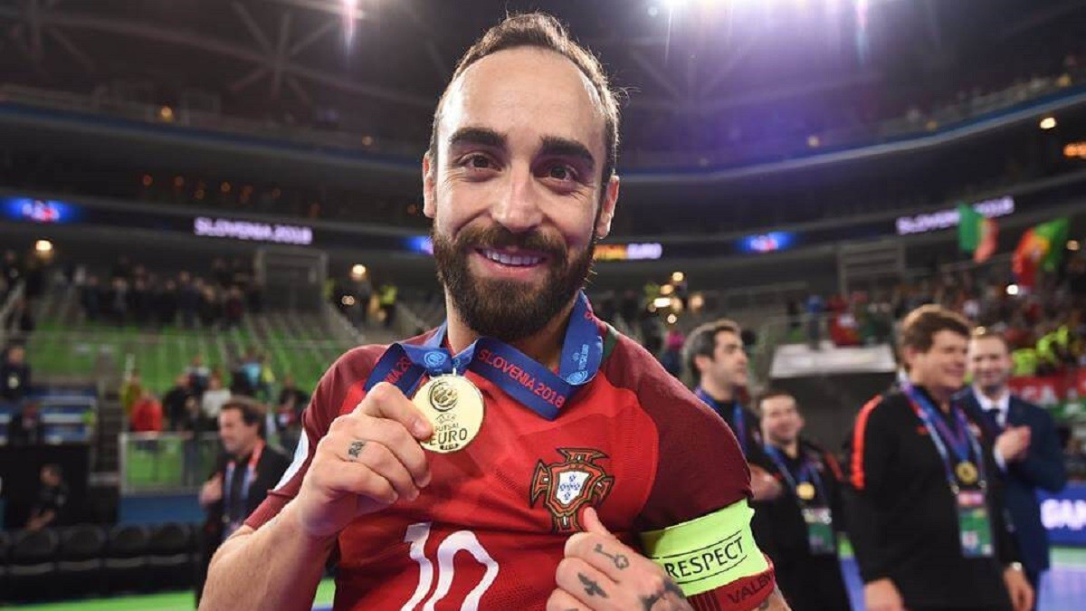 Ricardinho já recebeu o prémio de melhor jogador do Mundo -  Futsal - Jornal Record